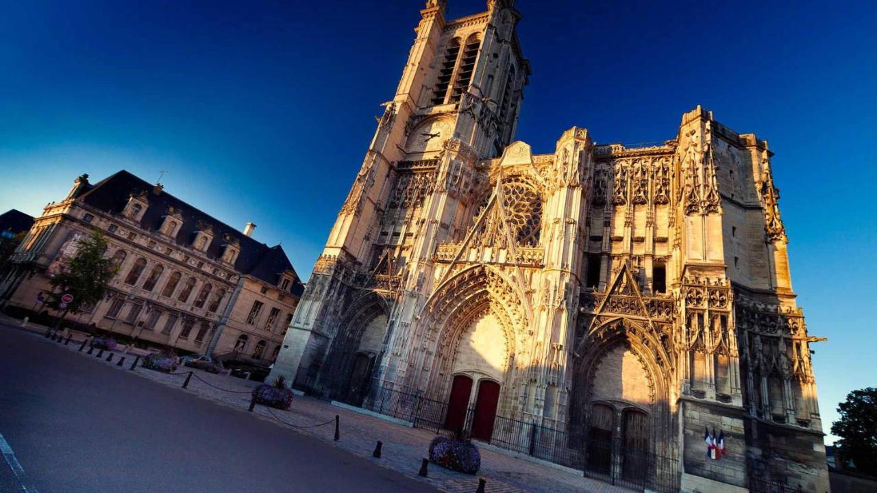 Les Cieux De La Cathedrale - Calme - Jardin - Wifi Apartment Troyes Luaran gambar